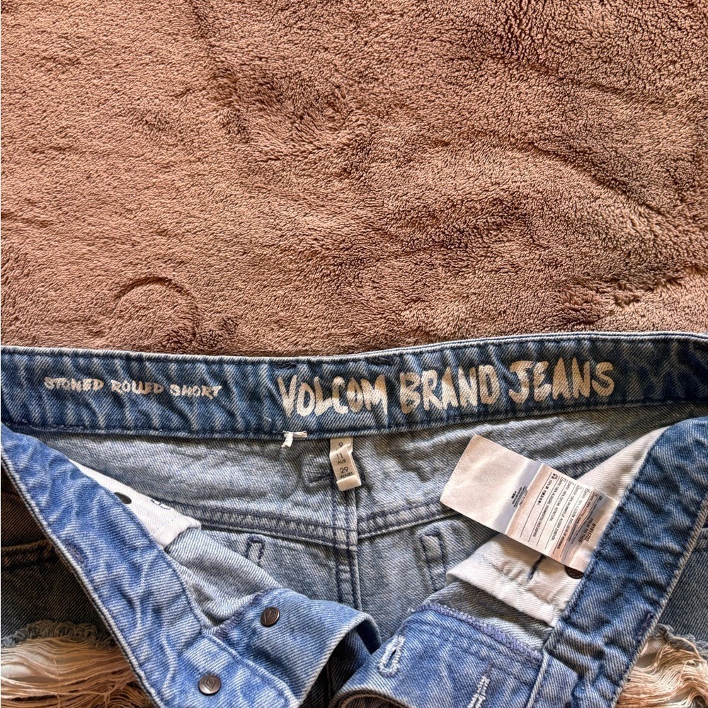 Volcom Stoned Rolled Distressed Denim Shorts Light Wash Blue Size 9 29 Waist - Picture 5 of 9